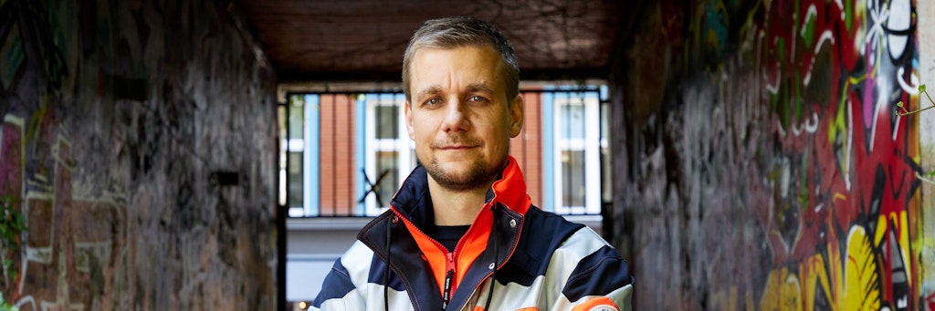 Tobi Schlegl war Musiker und Moderator. Seine TV-Karriere ließ er für eine Ausbildung zum Rettungssanitäter ruhen, jetzt hilft er auf dem Mittelmeer.