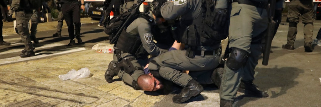 Israelische Polizisten nehmen einen Palästinenser fest.