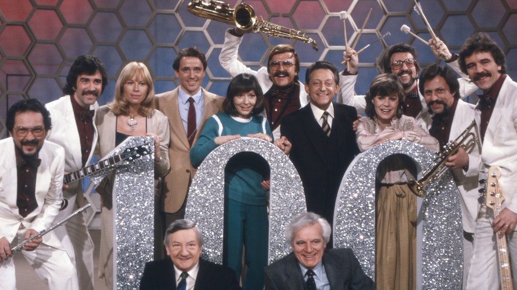 Zur 100. Sendung präsentierte sich das Team – Monika Sundermann, Christian Neureuther, Brigitte Xander, Hans Rosenthal, Mady Riehl, unten: Hans Jürgen Diedrich, Schnellzeichner Oskar – mit dem Jochen-Brauer-Sextett.<br>