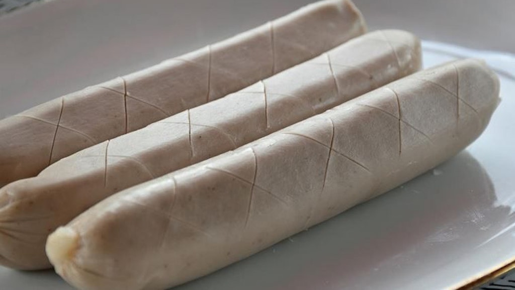 Das richtige Einschneiden der Wurst verhindert unkontrolliertes Aufplatzen.