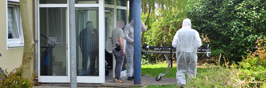 Polizisten und Mitarbeiter der Spurensicherung am Tatort in Essen.