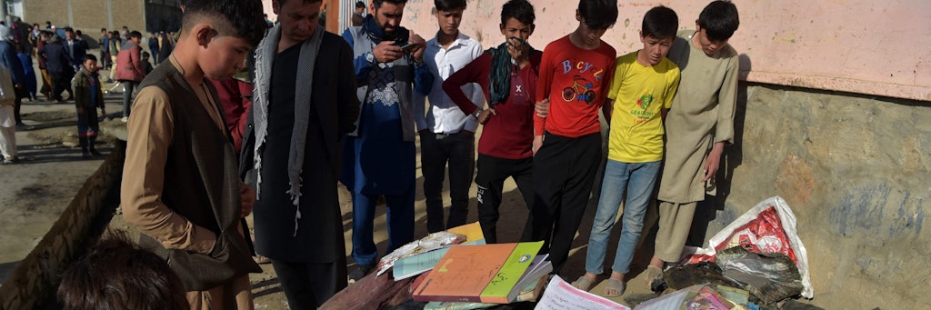 Nach dem Anschlag kamen Hunderte zur Schule in Kabul.