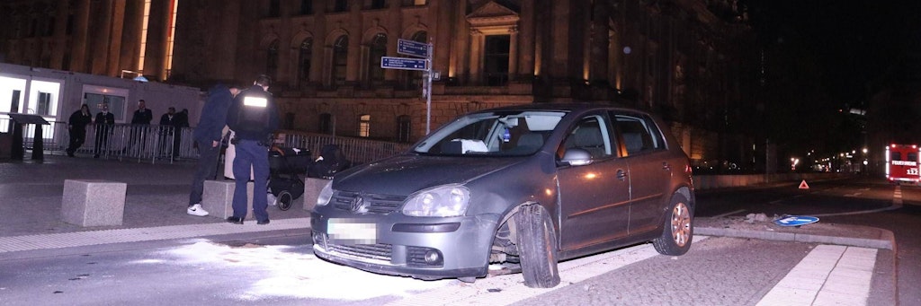 Der VW-Golf blieb nach dem Unfall, der sich direkt vor dem Bundestag ereignet hatte, schwer beschädigt liegen.