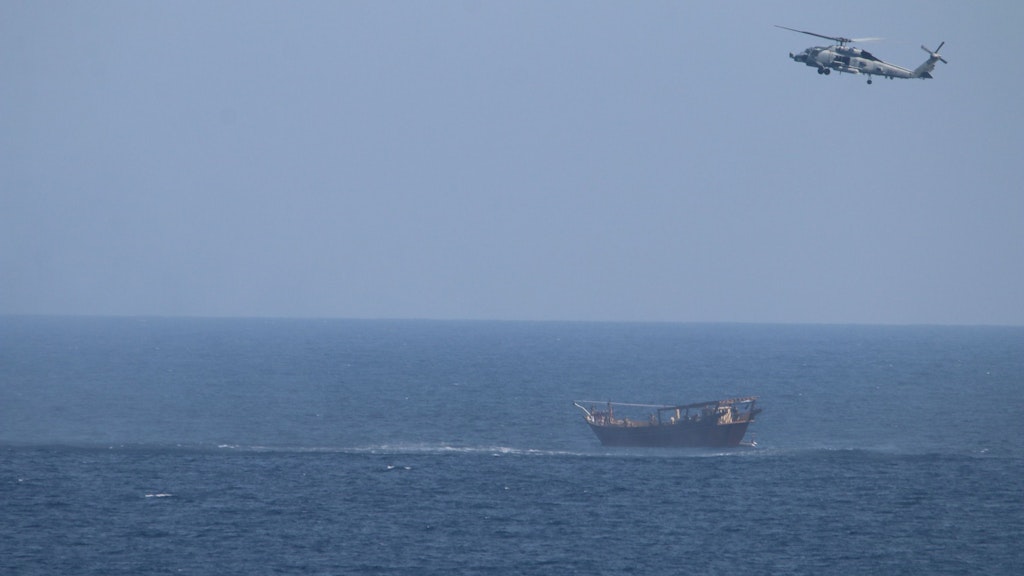 Ein Hubschrauber vom US-Kriegsschiff Monterey schwebt über der staatenlosen Dhau.