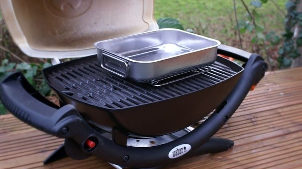 Wer auf seinem Grill nicht genug Platz hat für eine Zone mit indirekter Hitze, setzt eine Edelstahl-Auflaufform ein.
