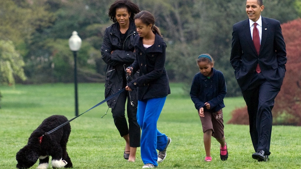 Die Obamas mit ihrem Welpen im April 2009. Zwölf Jahre sollte Bo an ihrer Seite bleiben.