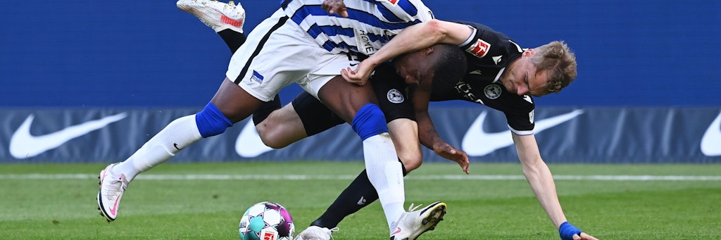Jhon Cordoba im Würgegriff des Bielefelders Amos Pieper.