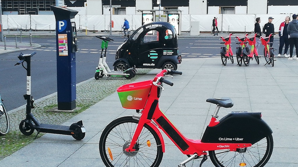 E-Scooter und Leihräder blockieren schon lange die Bürgersteige. Nun gesellt sich, wie hier am Potsdamer Platz, auch ein Mini-Auto dazu.