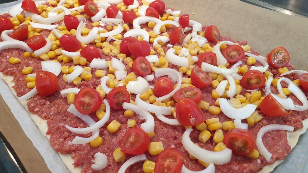 Only the sauce and the cheese are missing and the slightly different pizza can go into the oven.