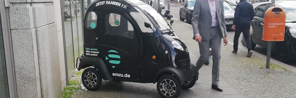 Eigentlich sind diese neuen Elektro-Vehikel eine tolle Sache, die sich Berliner nun leihen können. Nicht aber, wenn diese Mini-Autos mitten auf dem Gehweg abgestellt werden, wie hier in der Georgenstraße in Mitte.