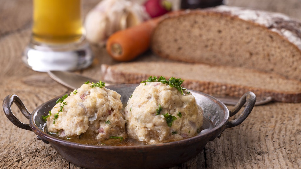 Speckknödel sind die perfekte Beilage zu einem deftigen Mittagessen.