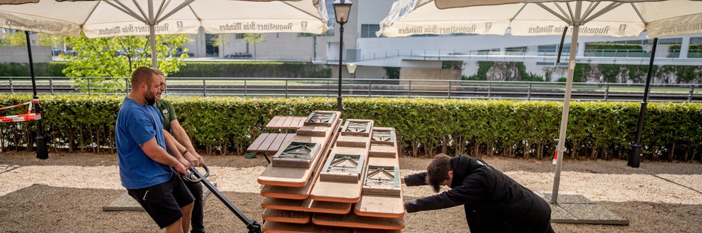 Im Berliner Zollpackhof wurde der Biergarten eröffnet: Zu nahe kommen sollte man sich auch in Bierlaune dennoch nicht. 