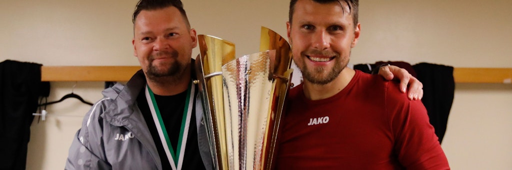 Genießt lächelnd: Ohne Adrian Marklowski (l.) hätten Niklas Brandt und der BFC Dynamo den Berliner Pokal vielleicht nicht in Händen halten können. 