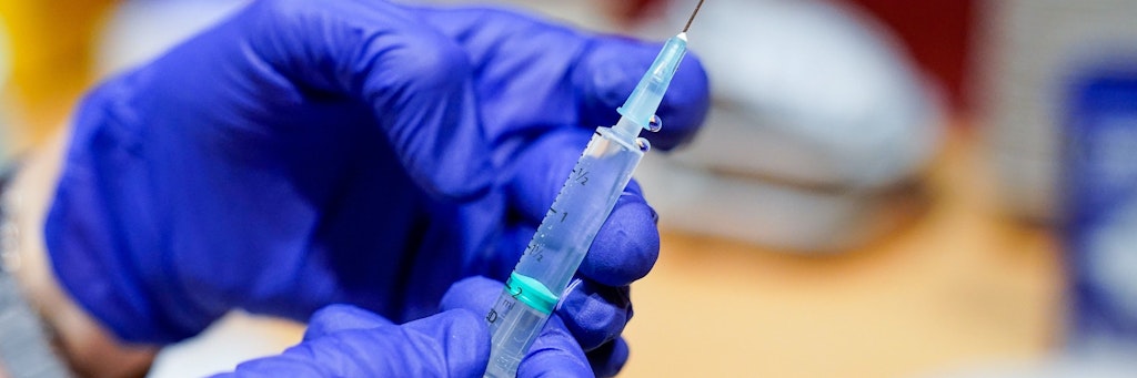 Ein Mitarbeiter des Gesundheitswesens bereitet eine Spritze mit dem Corona-Impfstoff von Pfizer/Biontech vor.