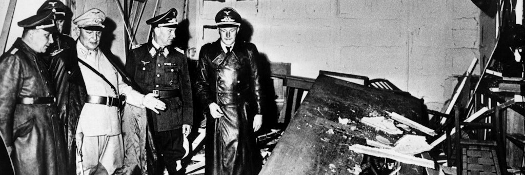 Reichsmarschall Hermann Göring (helle Uniform) und der Chef der „Kanzlei des Führers“, Martin Bormann (l.), begutachten die Zerstörung im Raum der Karten-Baracke im Führerhauptquartier Rastenburg, wo Oberst Stauffenberg am 20. Juli 1944 eine Sprengladung zündete, mit der Absicht Hitler zu töten.