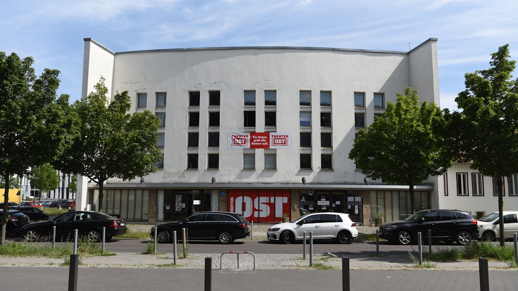 Das Theater Ost, das einst Theater Adlershof war. In dem Gebäude auf dem früheren Gelände des DDR-Fernsehens war das Studio der Nachrichtensendung „Aktuelle Kamera“. <br><br>