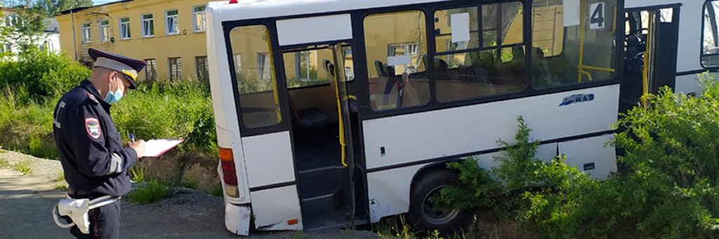 Der Fahrer hatte an einem Abhang die Kontrolle über das Fahrzeug verloren. Der Bus rammte ein Tor und raste in die Haltestelle.