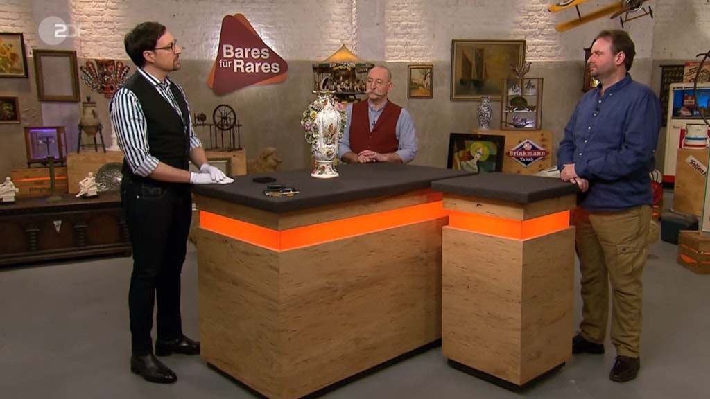 „Bares für Rares“-Experte Colmar Schulte-Goltz schwärmt von der Vase, auch wenn diese kaputt ist.