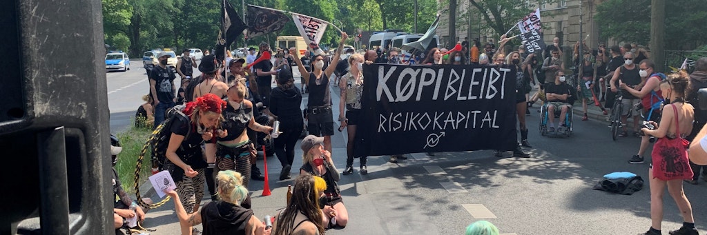 Vor dem Kriminalgericht in der Turmstraße demonstrierten Bewohner und Unterstützer gegen die Räumung.
