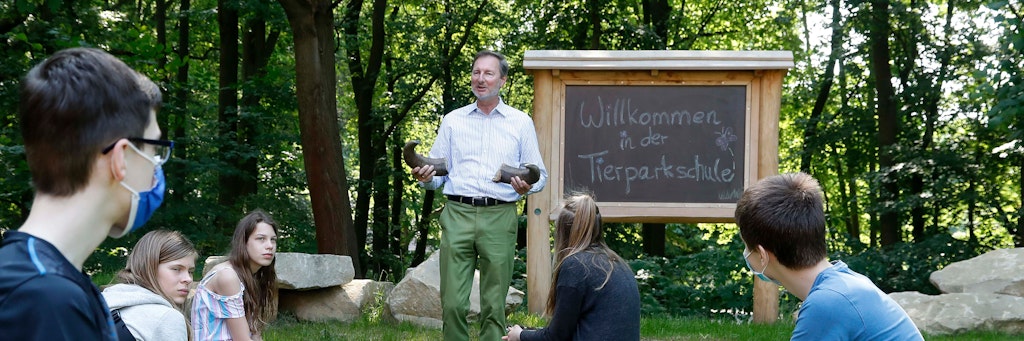 Berlins grünstes Klassenzimmer ist eröffnet. Tierpark-Chef Andreas Knieriem hält die erste Unterrichtsstunde vor Schülern der Lichtenberger George-Orwell-Schule. 