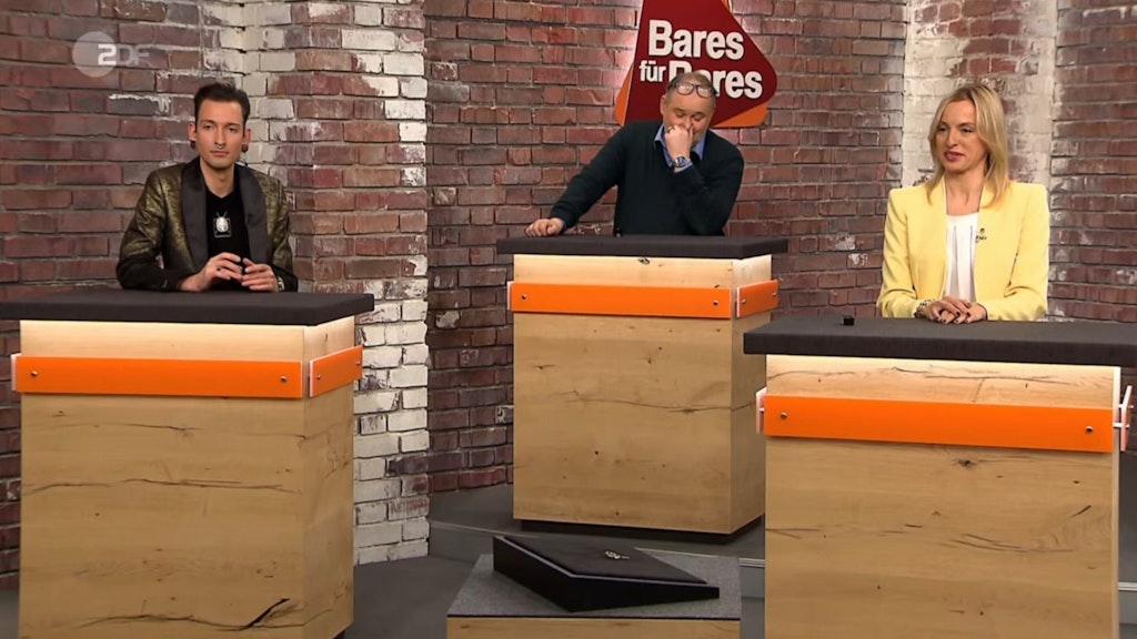 Wer die Brosche bekommt, entscheidet sich zwischen den „Bares für Rares“-Händlern Fabian Kahl (l.) und Lisa Nüdling.
