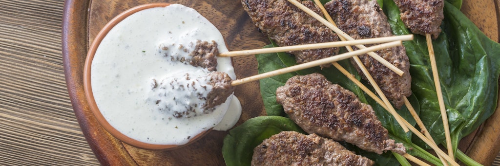 Zaziki ist nicht nur lecker als Vorspeise, sondern auch der perfekte Dip! Vielleicht mit solchen Fleischspießchen?