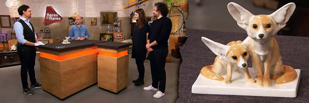Diese Wüstenfüchse aus Porzellan kamen bei „Bares für Rares“ unter den Hammer. Links: Experte Colmar Schulte-Goltz, Moderator Horst Lichter und die Kandidaten Sarah und Sascha.