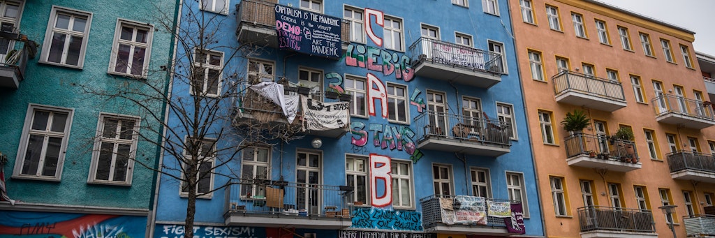 Das Haus in der Rigaer Str. 94 ist von linksradikalen Bewohnern besetzt und verbarrikadiert.