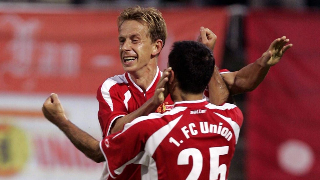 Jörg Heinrich (li.) und Daniel Teixeira bejubeln ein Tor des 1. FC Union in der Oberliga Nord 2005/2006.