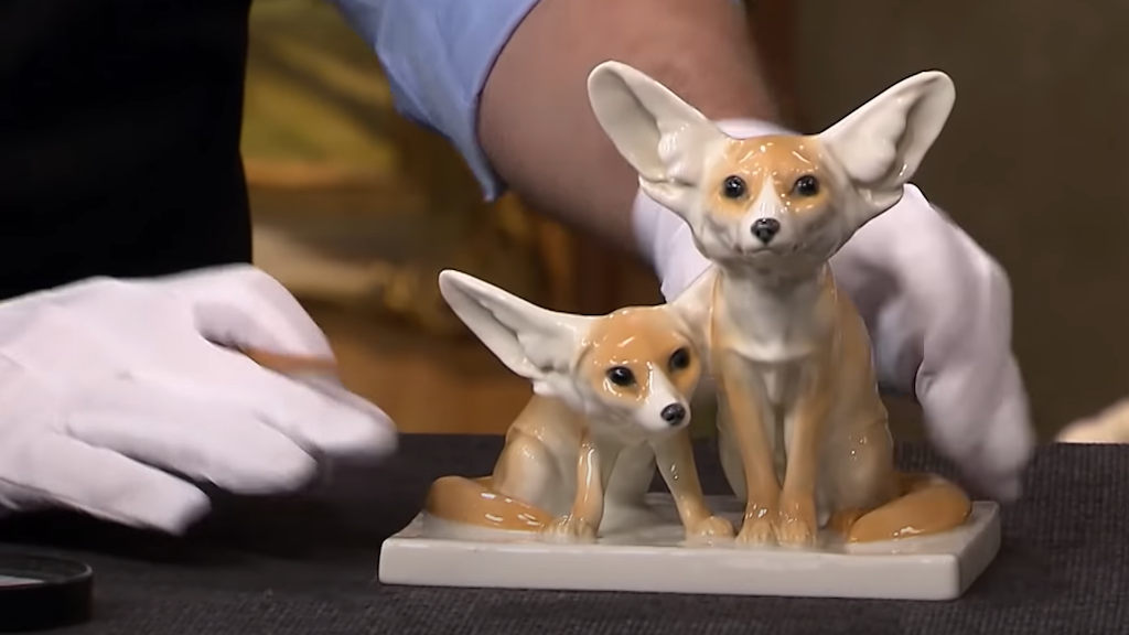 Der Experte bei „Bares für Rares“ nimmt die Figur genauestens unter die Lupe.