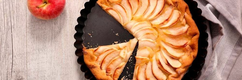Ein leckerer Apfelkuchen ist das perfekte Gebäck für die Kaffeetafel.