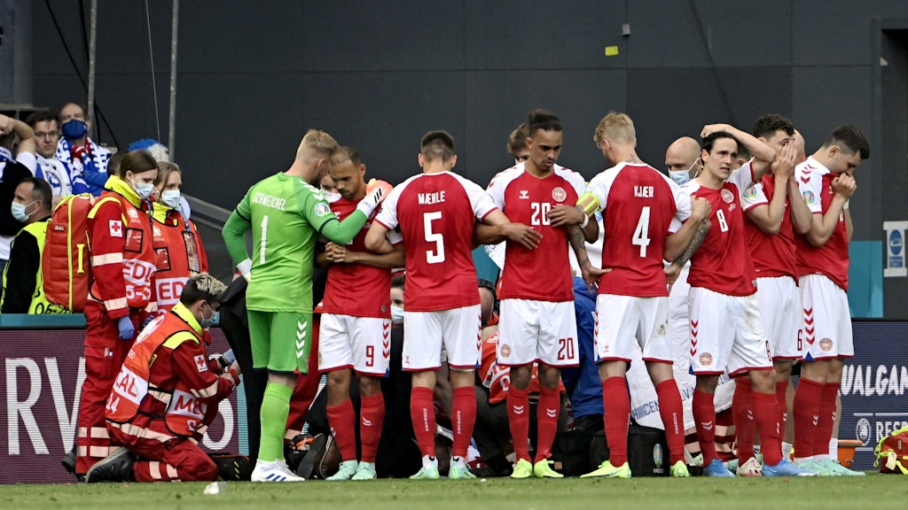 Die dänischen Spieler stellten sich um Eriksen herum auf, schirmten die Behandlung ab.