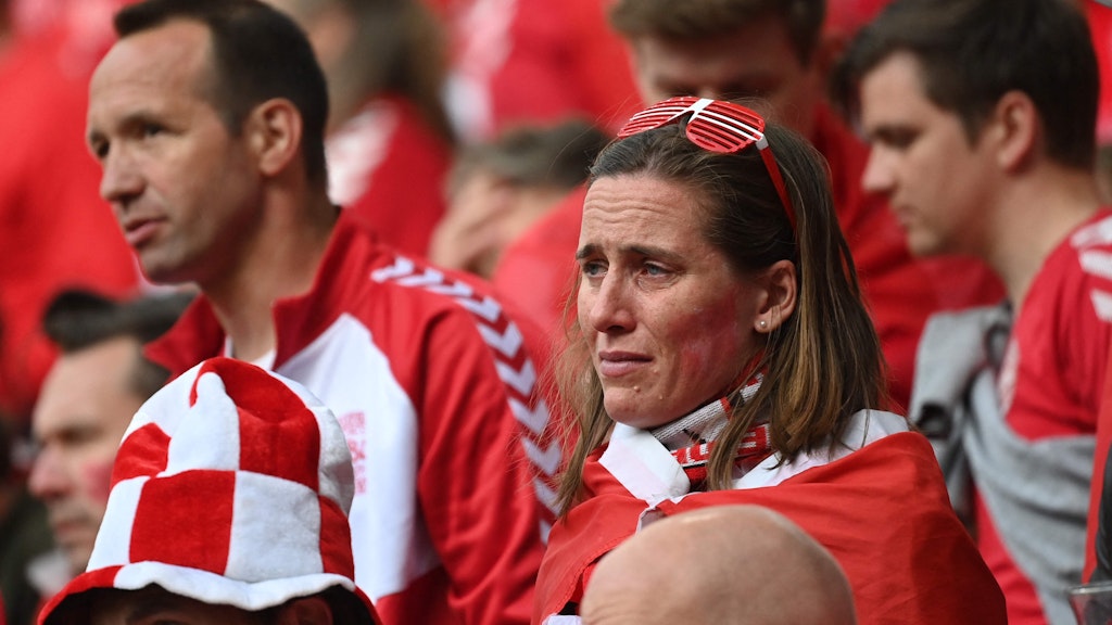 Geschockt: Die Fans der dänischen Mannschaft mussten im Stadion um Fassung ringen, viele weinten.