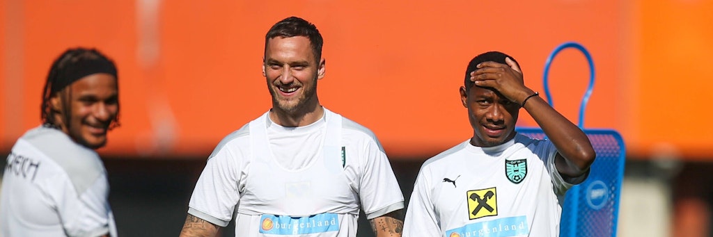 Zum Haareraufen? Marko Arnautovic (M.) und David Alaba (r.) sollen sich nicht über den EM-Song von Valentino Lazaro (l.) lustig gemacht haben.