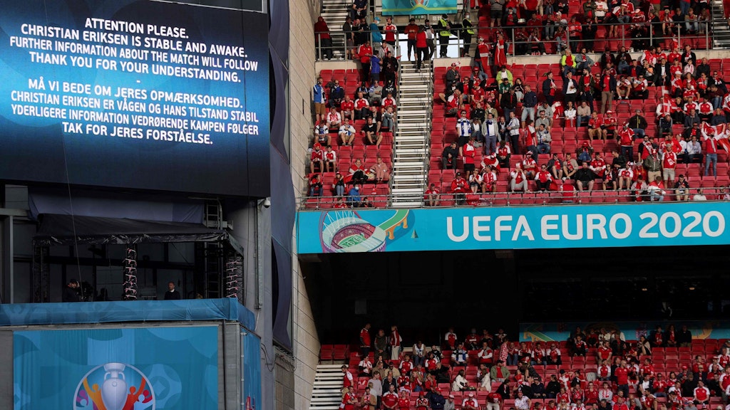 Auf großen Tafeln wurden die Zuschauer im Stadion auf dem Laufenden gehalten.