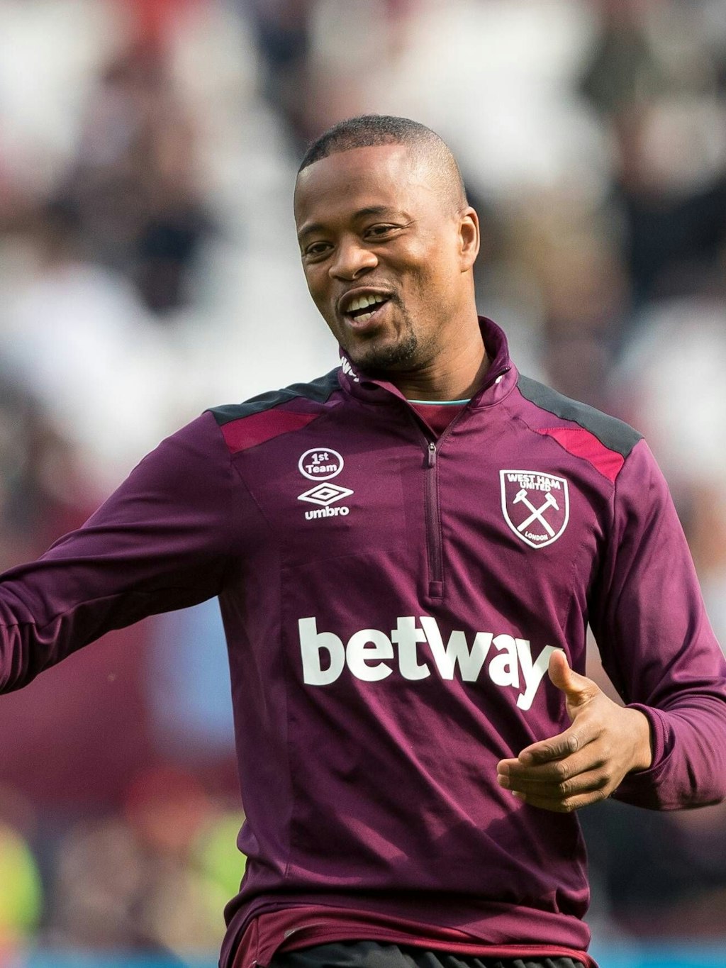 Patrice Evra, hier im Trikot von West Ham, feuert die Schotten unorthodox an. 