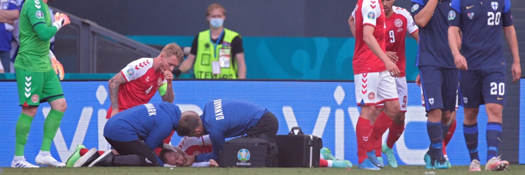 Ärzte eilen sofort zu Eriksen auf den Platz.