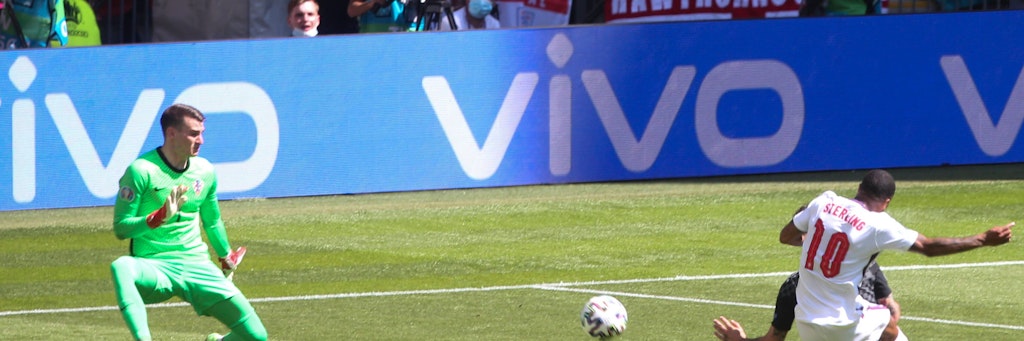 Englands Rahem Sterling trifft eiskalt zum 1:0 gegen Kroatien.