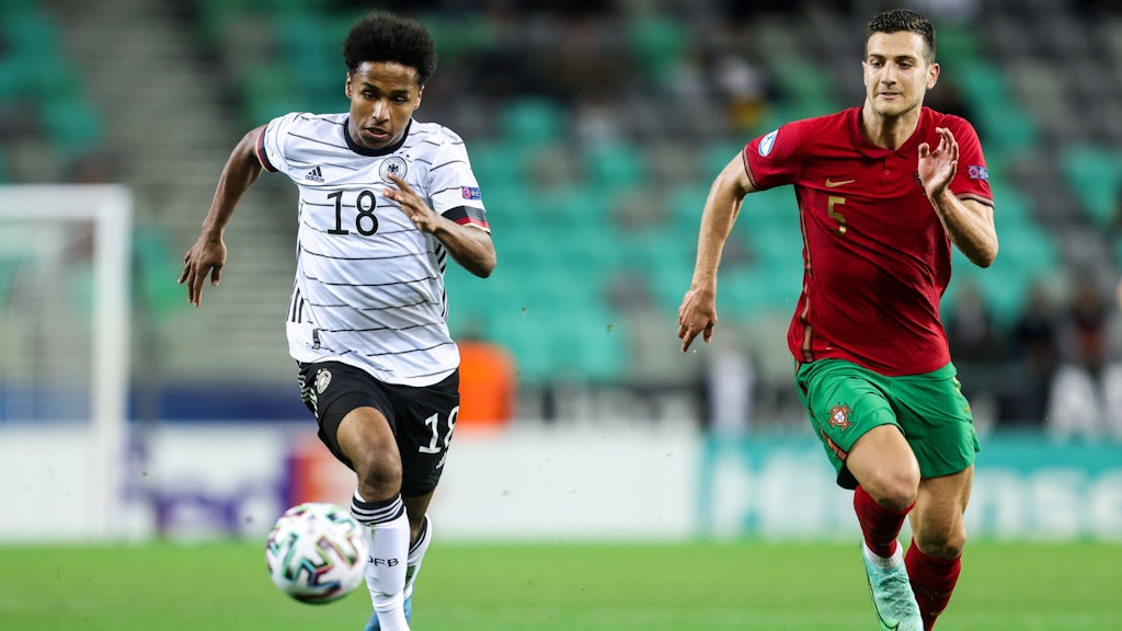 Portugals Nachrücker Diogo Dalot (r.) hat keine guten Erinnerungen an Deutschland, verlor erst vor einer Woche das U21-Finale gegen den DFB-Nachwuchs. 