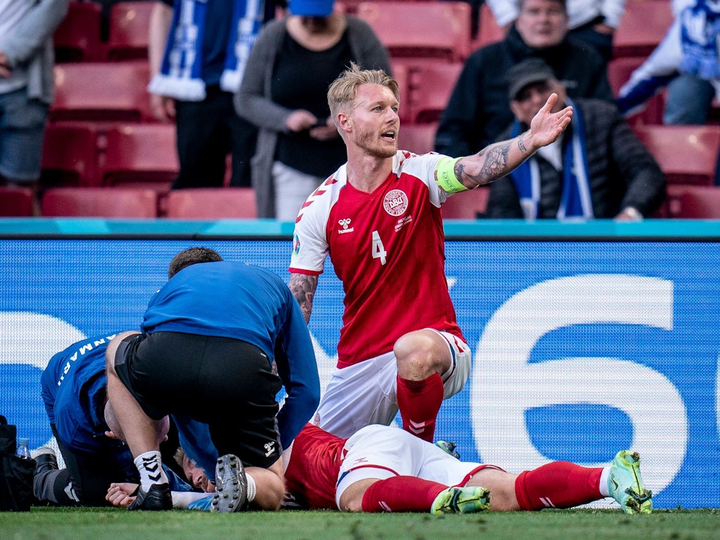 Simon Kjaer hilft und tröstet. In diesen Minuten wird er zum Helden. 