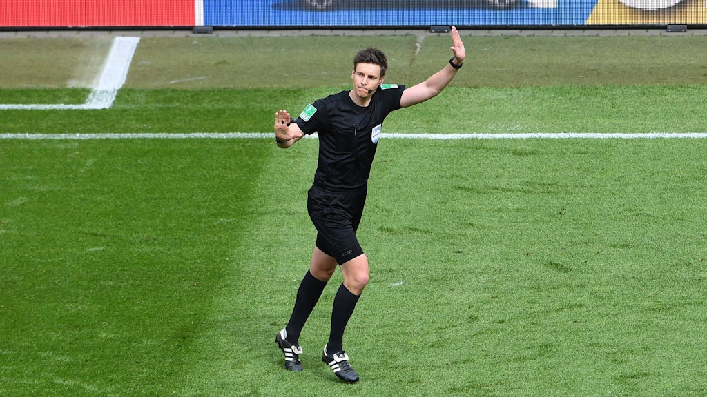 Berlins Daniel Siebert feiert am Montag seine EM-Premiere, pfeift das Spiel zwischen Schottland und Tschechien in Glasgow.