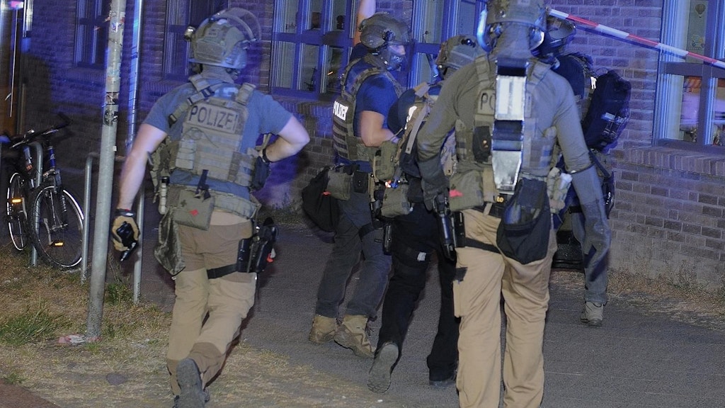 Beamte des SEK eilen zum Einsatzort an der Thaerstraße.