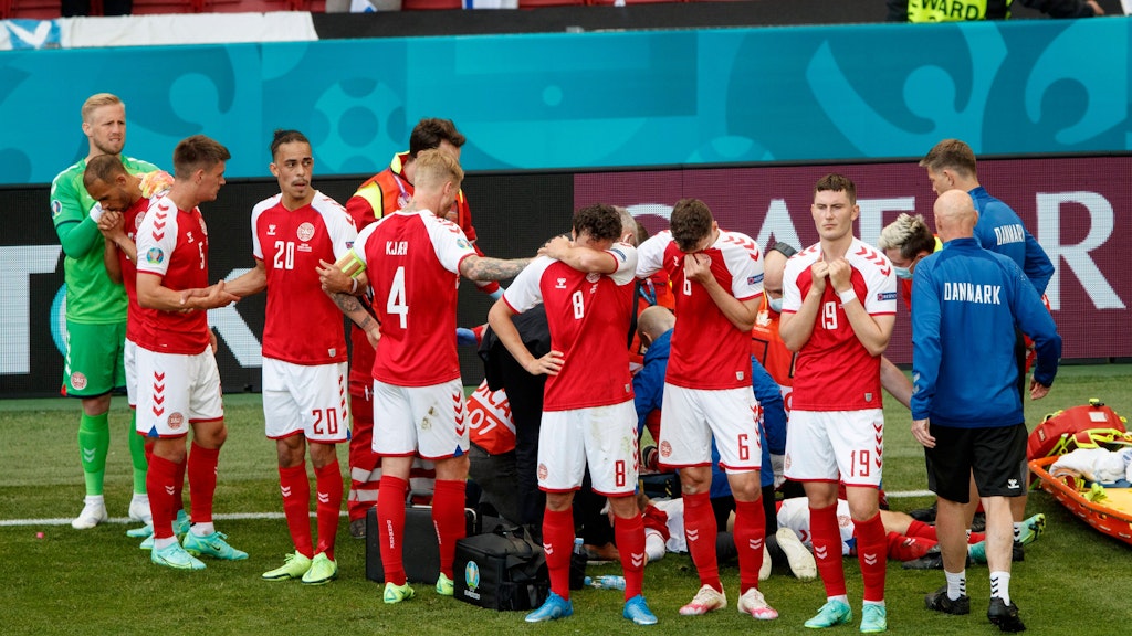 Die dänischen Spieler stellten sich um Eriksen herum auf, schirmten die Behandlung ab. 