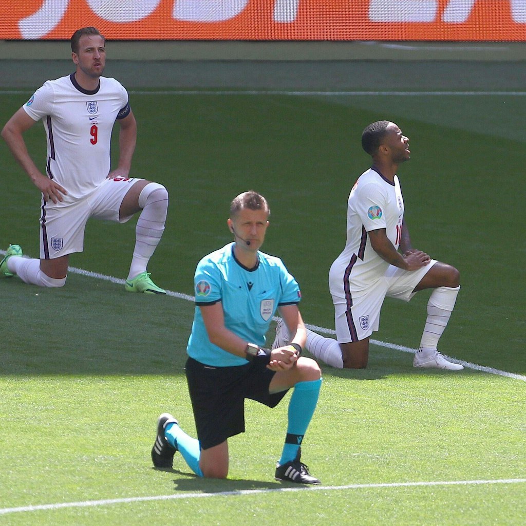 Englands Spieler und auch Schiedsrichter Daniele Orsato (Italien) setzten ein Zeichen gegen den Rassismus.