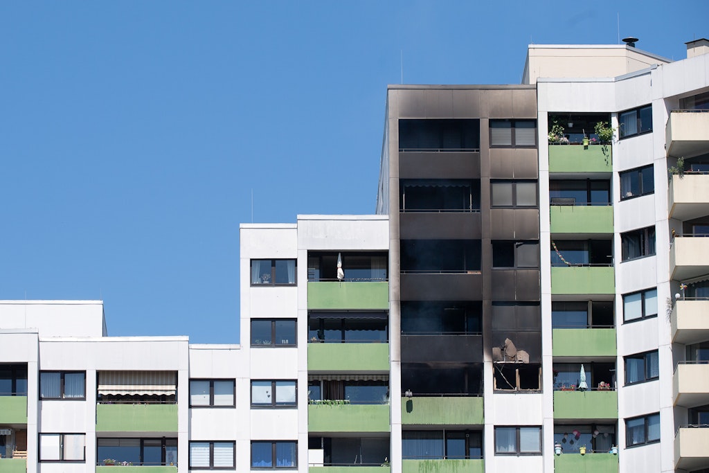 Die Fassade über einem gelöschten Brand in einer Wohnung im 14. Stock eines Hochhauses