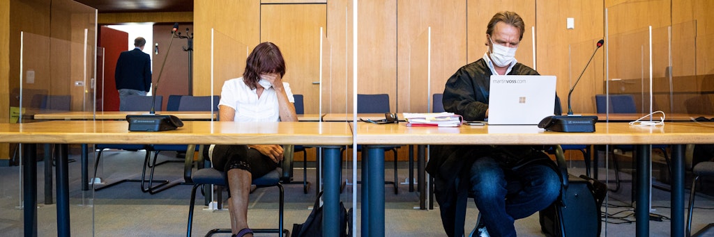 Die Angeklagte verbirgt im Gerichtssaal ihr Gesicht.