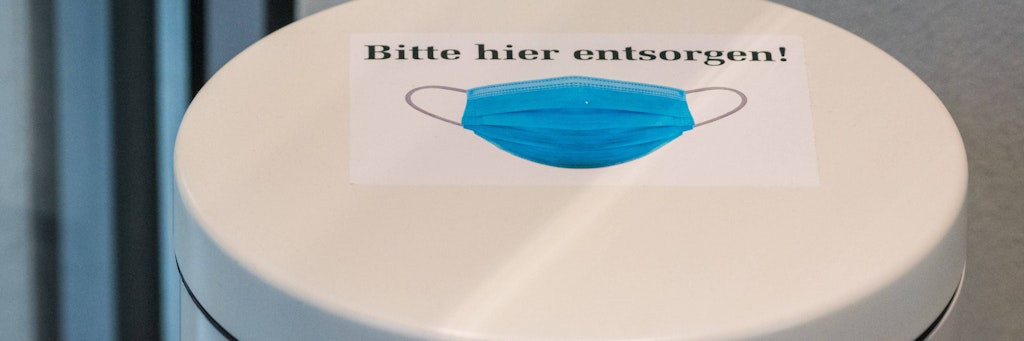 Weg damit! Oder besser doch nicht? In Großbritannien, gut durchgeimpft, wurden angekündigte Lockerungen wegen wieder steigender Ansteckungszahlen gekippt. 
