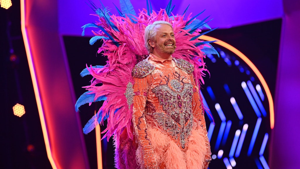 Entertainer Ross Antony stand in der vierten Staffel von „The Masked Singer“ als Flamingo auf der Bühne.