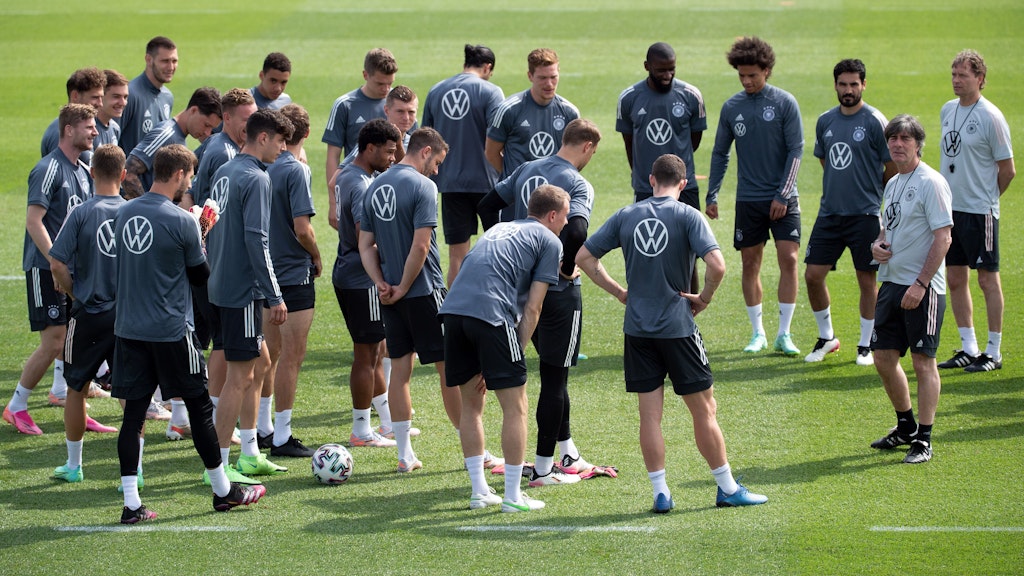 Bundestrainer Joachim Löw (2.v.r.) schwört seine Mannschaft für den EM-Auftakt gegen Frankreich ein. 