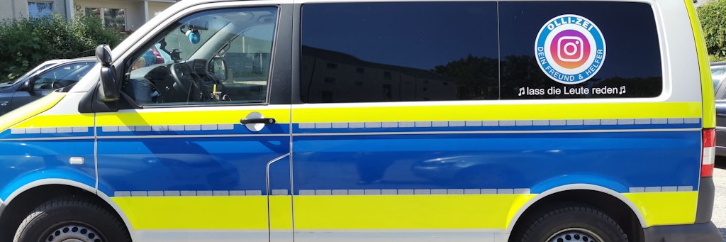 Sieht durchaus nach einem Polizeiauto aus – ist aber keins. Der Fahrer wurde von der echten Polizei angehalten.